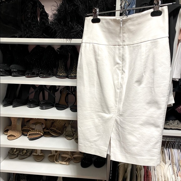 Marciano, White Pencil w/pockets Skirt Size US 2. - Picture 2 of 7
